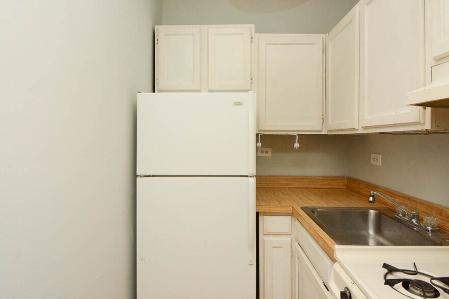 Building Photo - 823 W Wolfram St