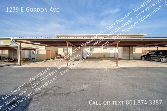 Building Photo - Cozy 2 Bed, 1 Bath Pet-Friendly Home with ...