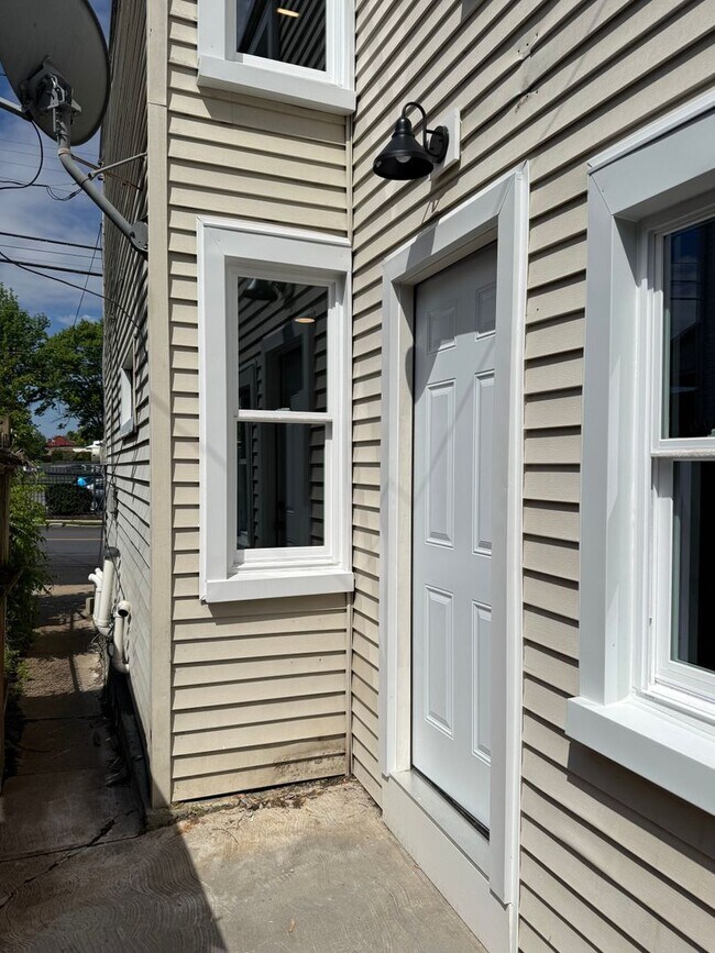 Building Photo - Beautifully Renovated 2 bedroom Tiny Home - End-of-Row Unit w/ Laundry!