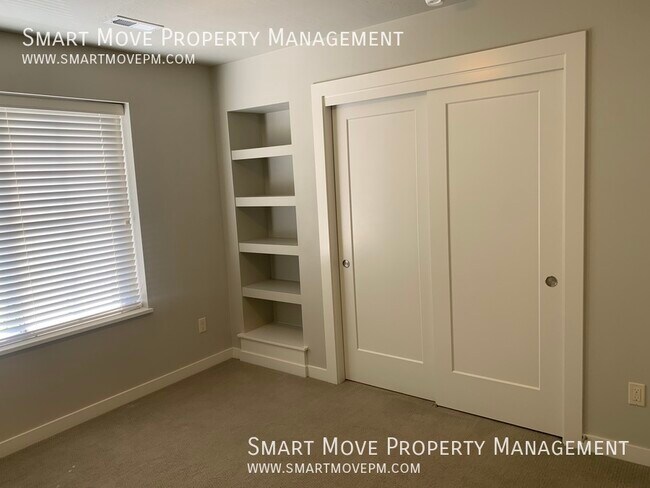 Building Photo - 3240 E Thoroughbred Ln