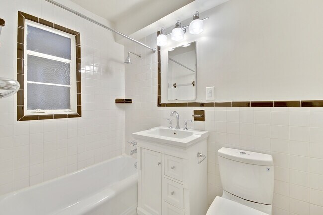 Building Photo - Spacious efficiency right in between Dupon...