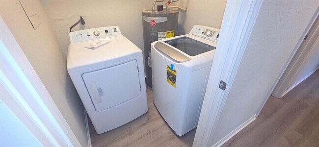 Building Photo - 702 Lyle W Ave