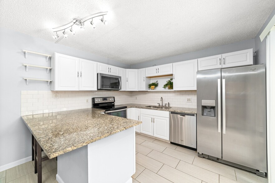 Building Photo - 3425 San Bernadino Dr