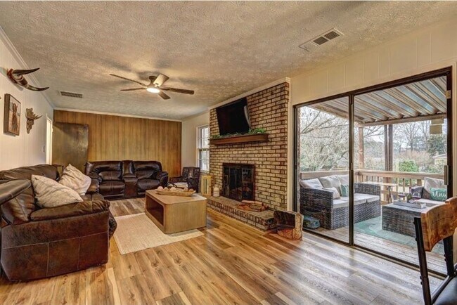 Building Photo - 457 Castleaire Dr SW