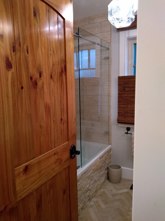 Building Photo - 21253 Lake George Blvd