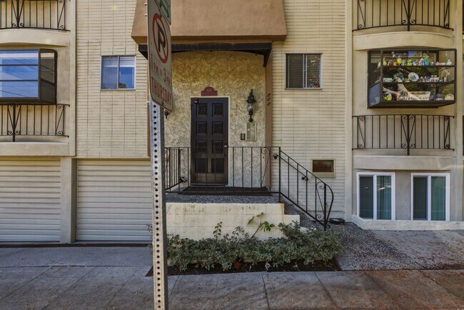 Building Photo - HUGE 2 bed 2 bath in Prime Santa Monica!