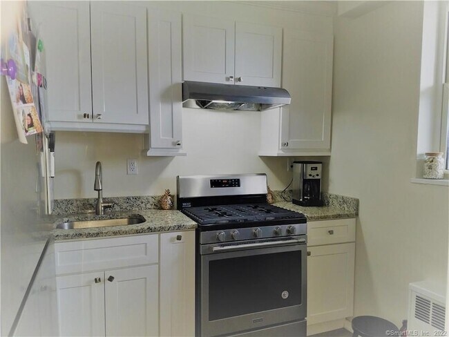 Building Photo - 444 Bedford St