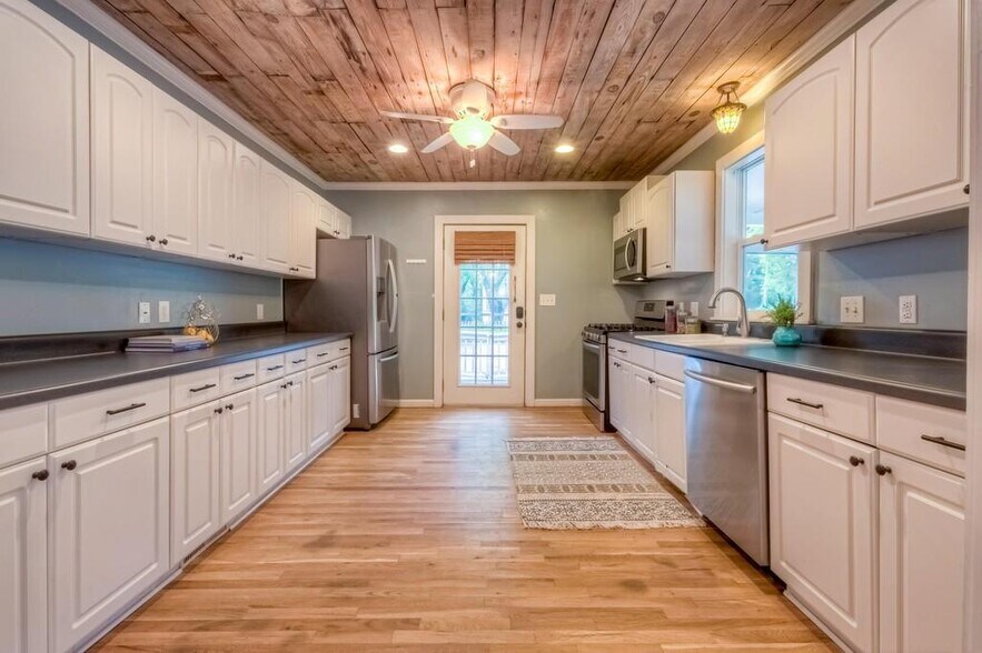 Plenty of storage in this kitchen! - 408 Woodland Shores Rd