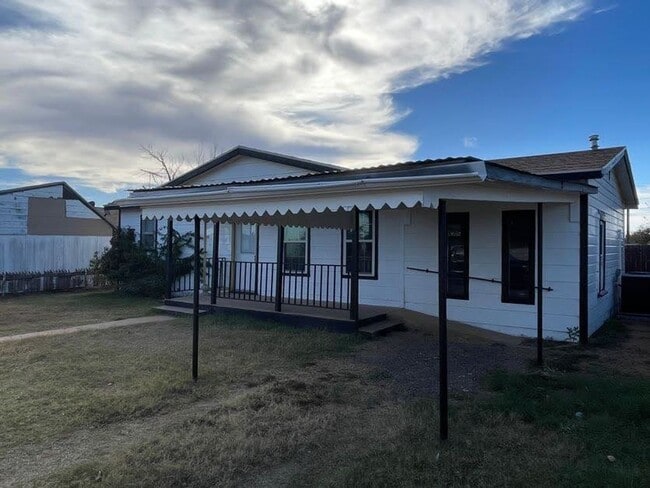 Building Photo - Lamesa Luxe Retreat – Modern Comfort Meets Small-Town Charm