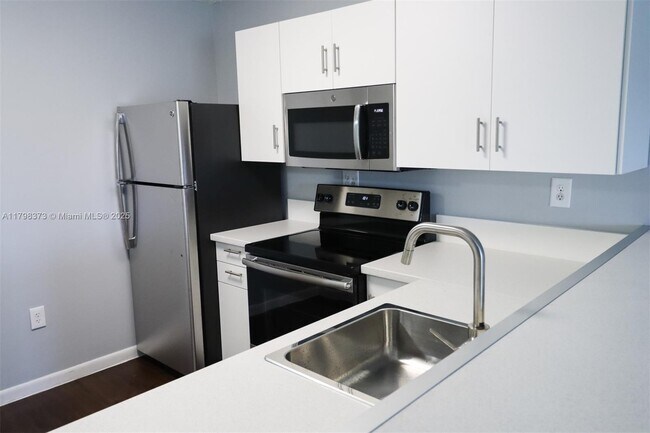 Building Photo - 9779 Nob Hill Ct