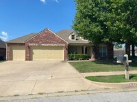 Building Photo - 3 Bed, 2 Bath + Office | Jenks, OK | $2200...