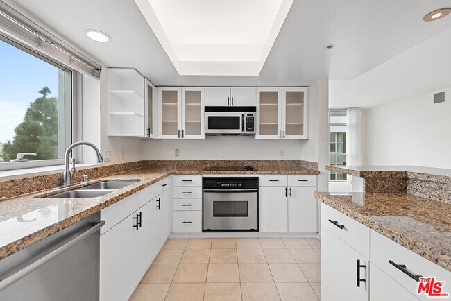 Building Photo - 13700 Marina Pointe Dr