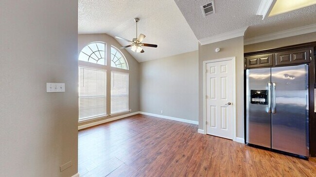 Building Photo - 3 bed 2 bath home, 2 car garage