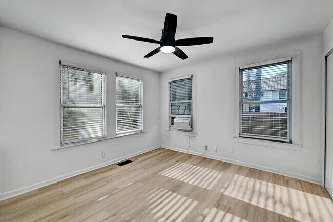 Building Photo - 8 bed 5 Bath house in center of West campus Pre Lease Aug 2026