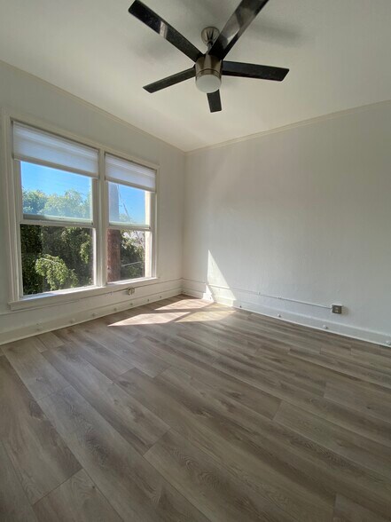 Primary Photo - 4015 Melrose Ave