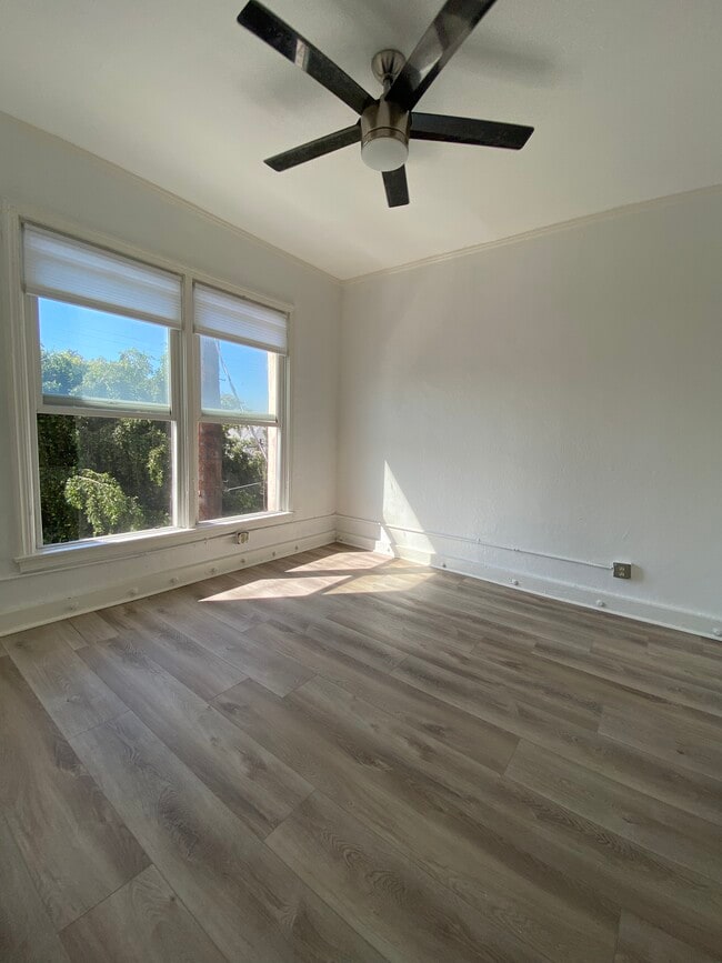 Primary Photo - 4015 Melrose Ave