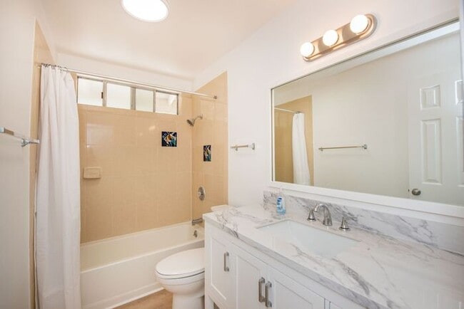Building Photo - Newly Remodeled Upstairs Unit!