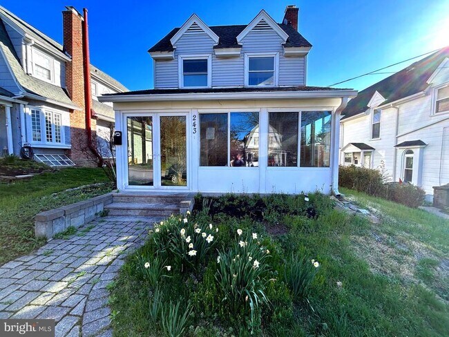 Building Photo - 243 Rockglen Rd