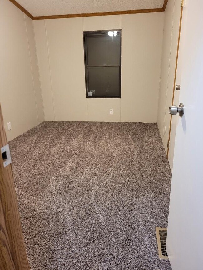 Building Photo - 573 Trails End