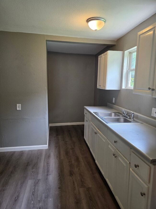 Building Photo - Lovely 3BD/1BA