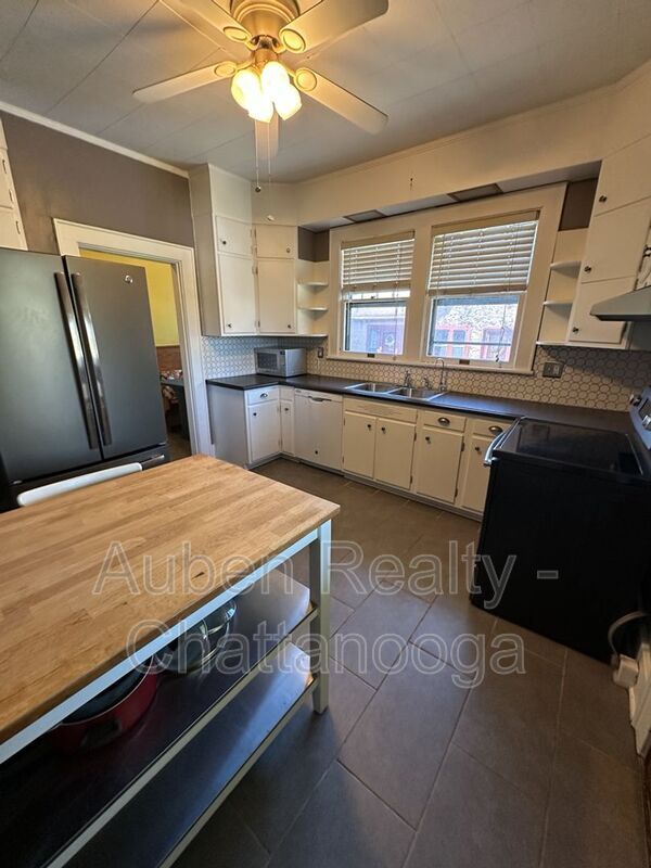 Building Photo - 3211 Montview Dr