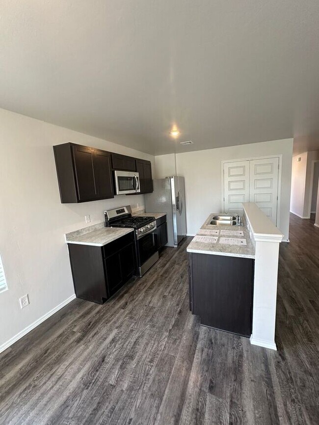 Building Photo - Celebrate Summer with Hot Savings! Enjoy $250 Off Your First Month’s Rent | 4 Bedroom, 2 Bath Hom...