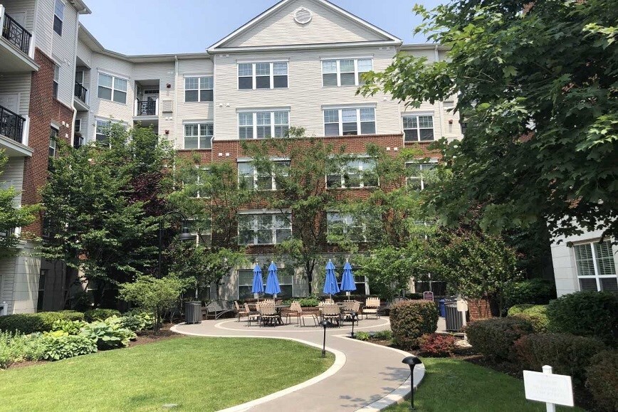 Building Photo - 300 W Elm St