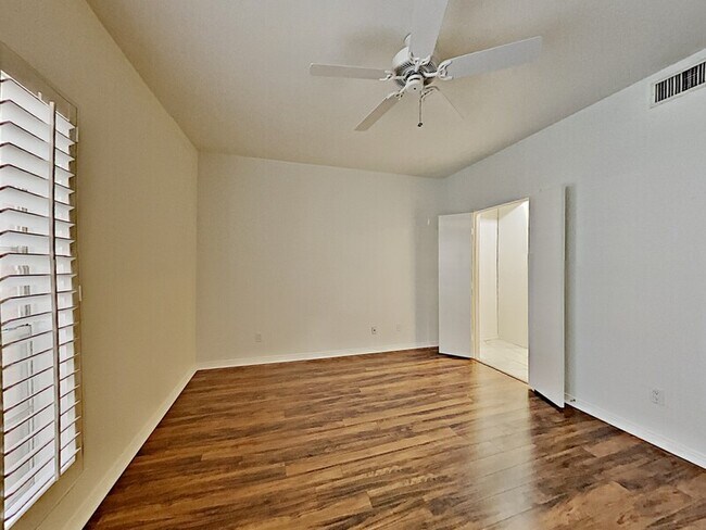 Building Photo - 4343 Bellaire Dr S