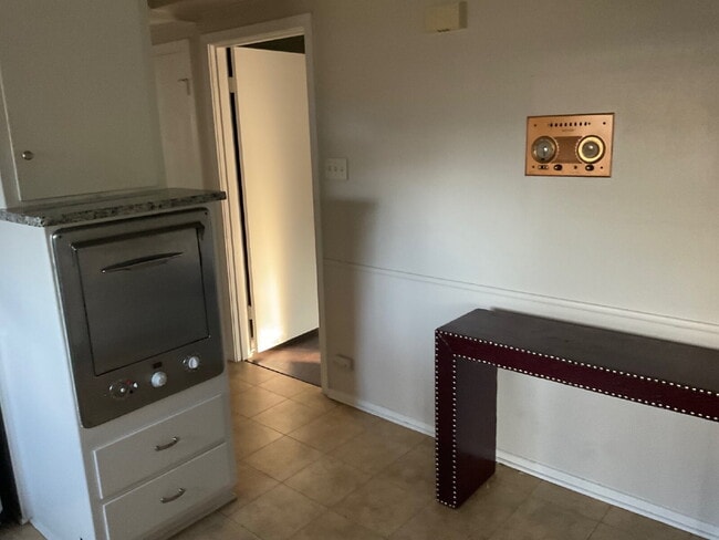 Building Photo - Beautiful 3 Bedroom Close to the Airport