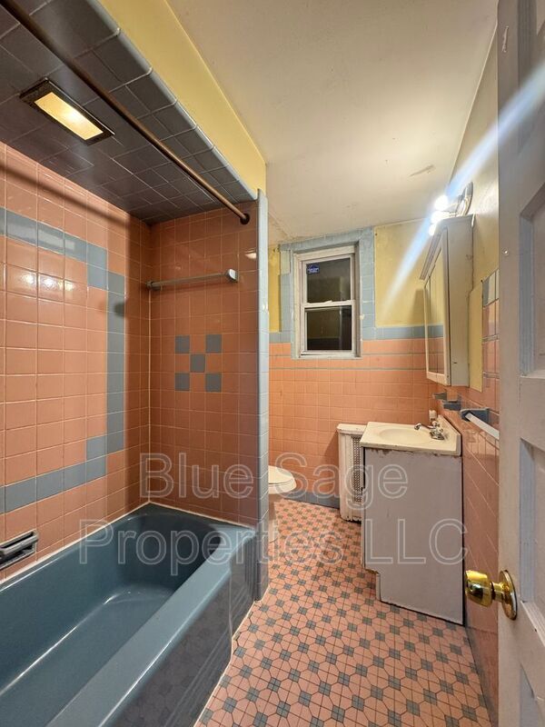 Building Photo - 906 Coates St