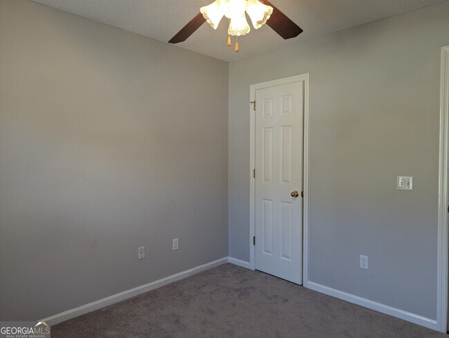 Building Photo - 22 Hidden Creek Dr