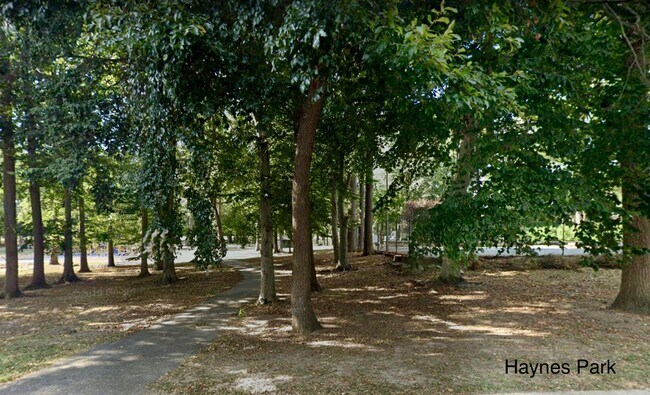 Building Photo - Updated Townhouse in trending location!