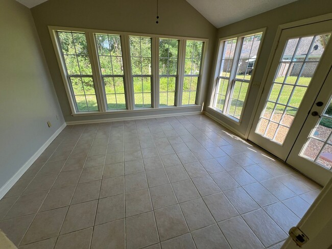 Building Photo - 3 bed 2.5 bath house with multiple bonus rooms!