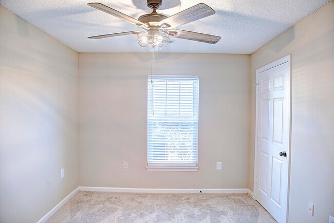 Building Photo - Two bedroom 2 bath apartment available