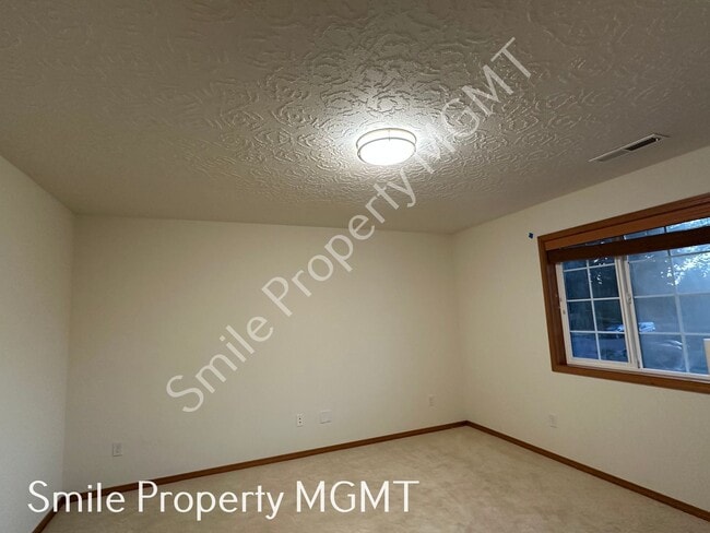 Building Photo - Lovely house with 4 bedrooms, 2 bonus room...