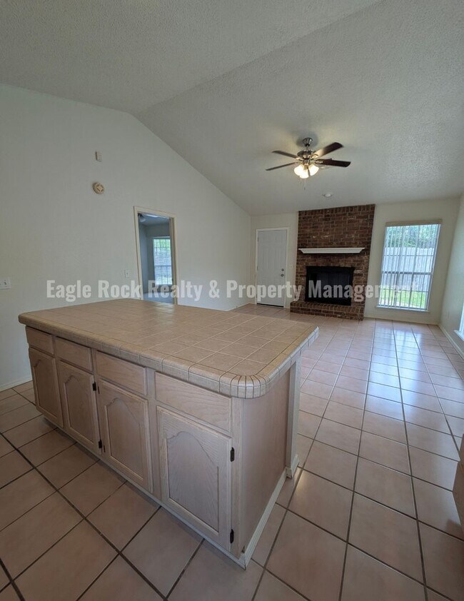 Building Photo - 1304 N Umbrella Ave
