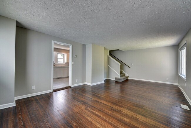 Building Photo - E 337
