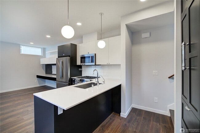 Building Photo - 2Bd/1.75Ba Seattle Townhouse