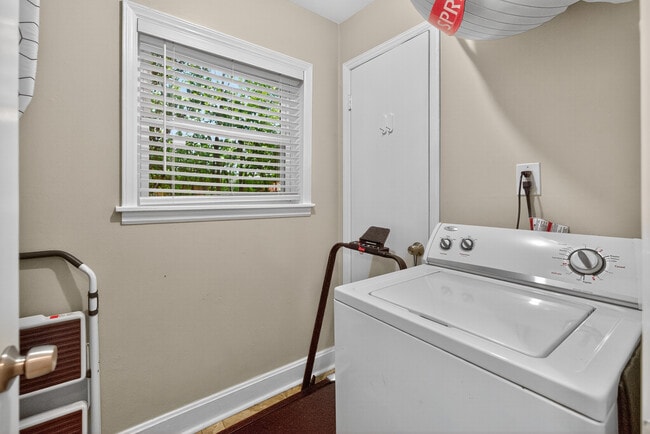 Building Photo - 930 Norland Rd