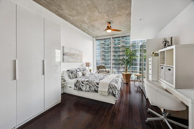 Building Photo - 5925 Almeda Rd