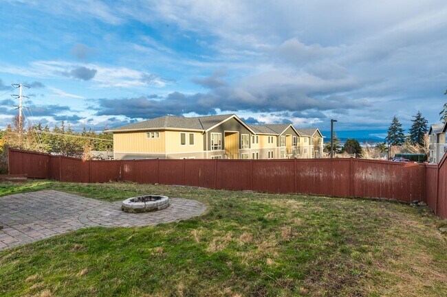 Building Photo - 5-Bedroom Home with Primary Bedroom on Main Floor