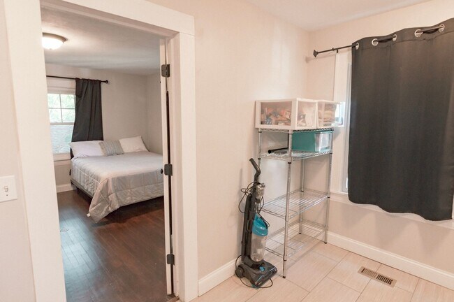 Building Photo - Three Bedroom One Bath