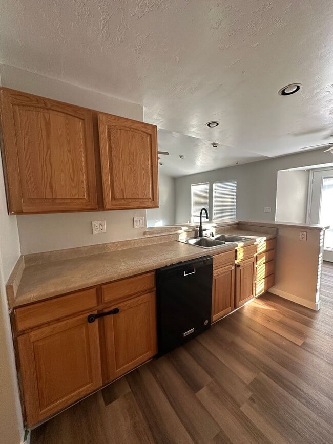 Building Photo - Charming home