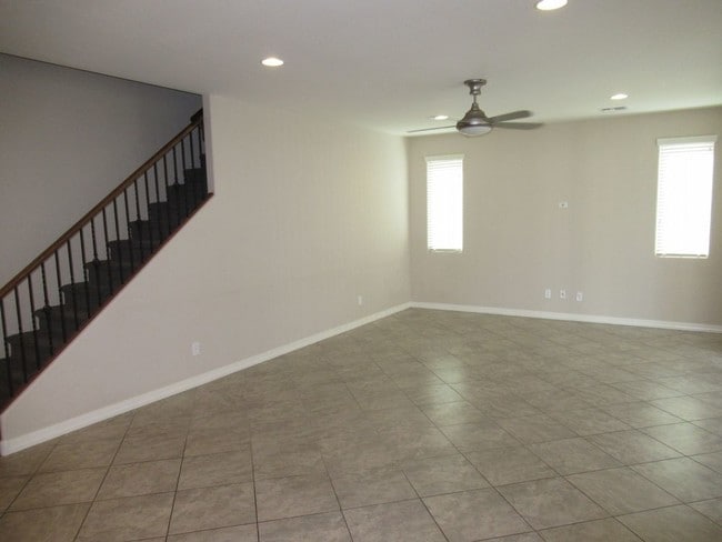 Building Photo - MOVE IN SPECIAL