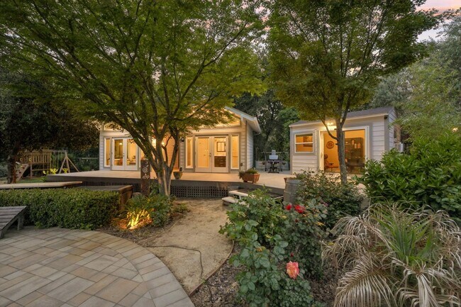 Building Photo - Single-Level Three-Bedroom Retreat in Napa...