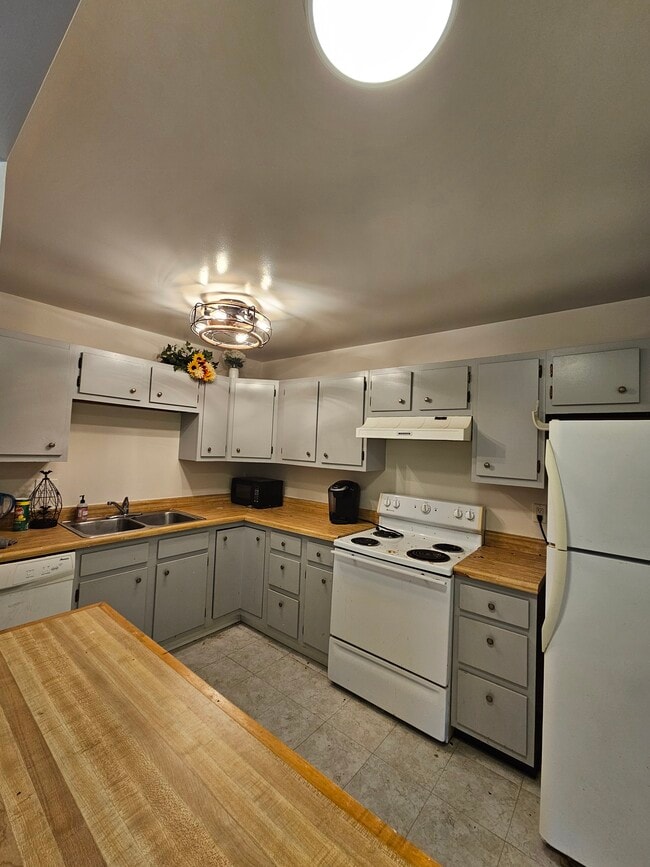 Building Photo - 800 Brook Dr