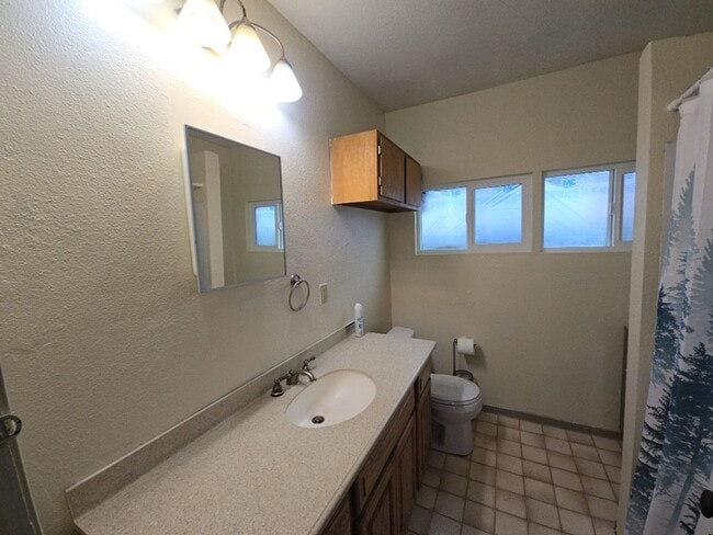 Building Photo - 2BR Eureka home features fully-fenced yard!