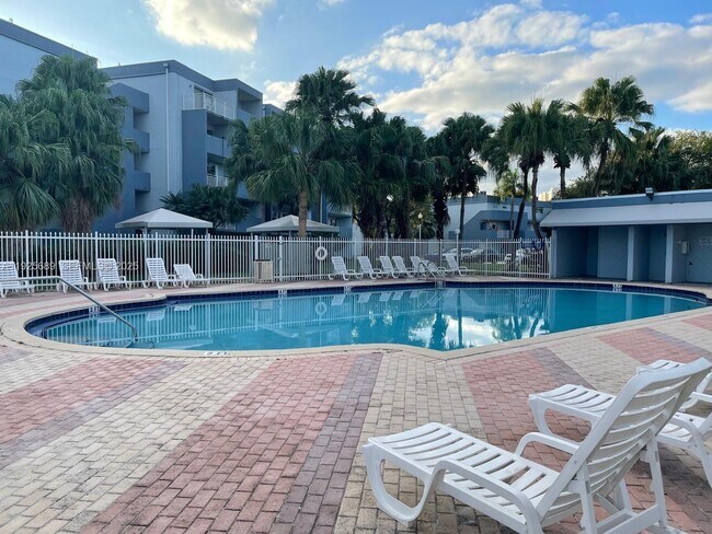 Building Photo - 9375 Fontainebleau Blvd