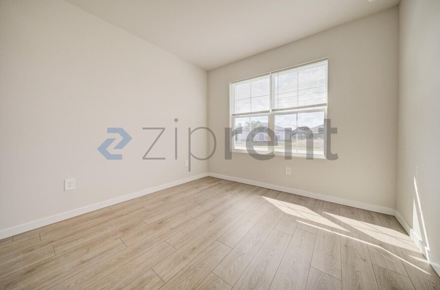 Building Photo - 707 NW 2nd Ln