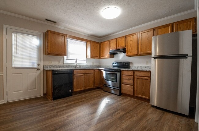 Building Photo - A must see 2 BEDROOM Townhome ! Convenient...